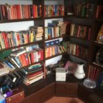 Bücher in einem Wohnzimmerschrank